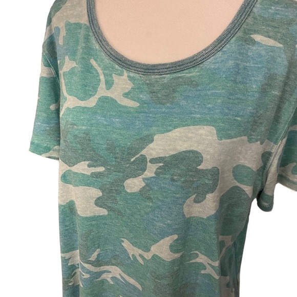 Free People Women Faded Camo Raw Hem Relaxed Crew Neck T-Shirt Green Khaki Small - Picture 4 of 10